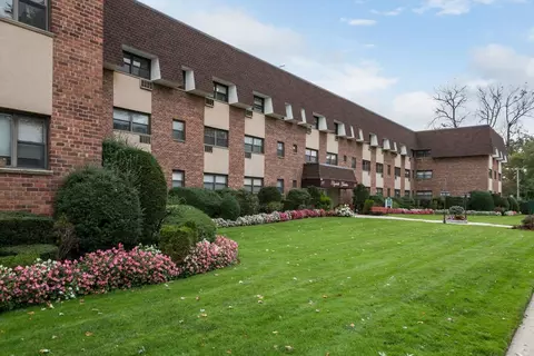 25 Elizabeth St #3J, Farmingdale, NY 11735