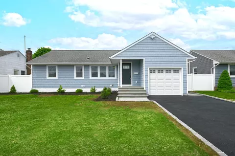 20 Scholl Dr, Farmingdale, NY 11735