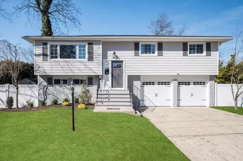 1806 Monroe Ave, Seaford, NY 11783