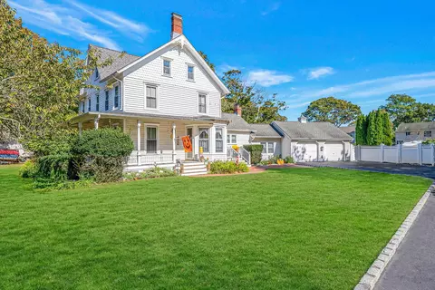 107 Ocean Ave, Center Moriches, NY 11934