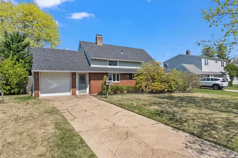 4 Springtime Ln E, Levittown, NY 11756