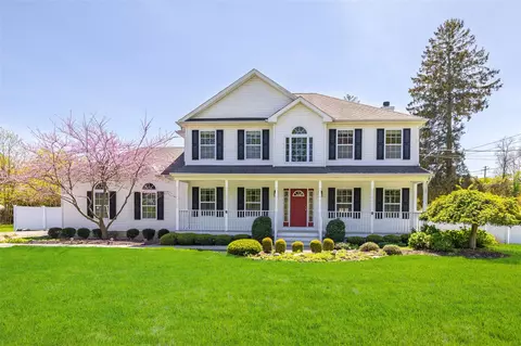6 3rd Ave, Rocky Point, NY 11778