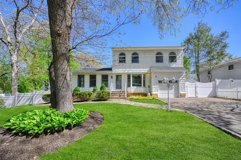 7 Hampton St, Hauppauge, NY 11788