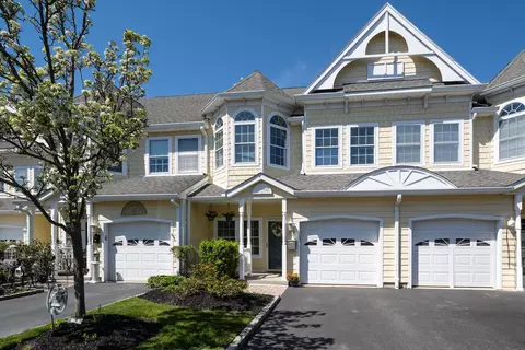 102 Emily Dr, Patchogue, NY 11772