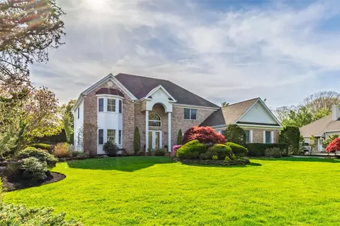 15 Dupont Ct, Dix Hills, NY 11746