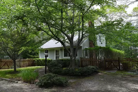 659 Accabonac Rd, East Hampton, NY 11937