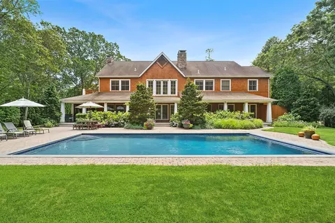 179 Bay Ave E, Hampton Bays, NY 11946