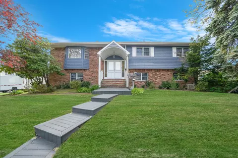 156 Lenox Rd, West Babylon, NY 11704
