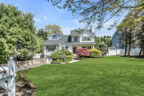 3 Quantuck Ct, Commack, NY 11725