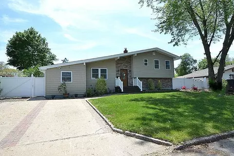 127 W Court Dr, Centereach, NY 11720