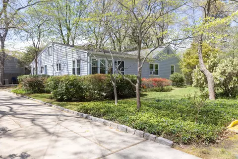 8 Parkside Ave, Miller Place, NY 11764