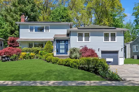 19 Morewood Oaks, North Hempstead, NY 11050