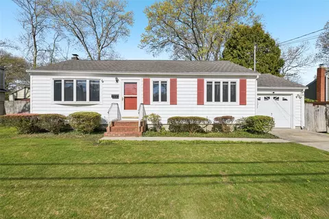 104 Whitman Ave, Islip, NY 11751