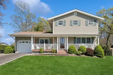 95 Steven Pl, Hauppauge, NY 11788