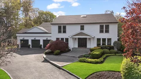 17 The Drawbridge, Woodbury, NY 11797