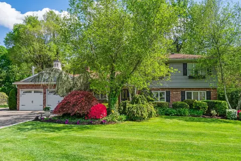 39 Bucknell Dr, Plainview, NY 11803