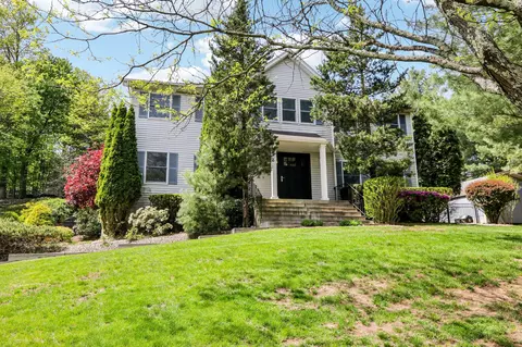 9 Carriage Ln, Clarkstown, NY 10954