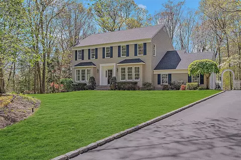 19 Emerald Ln, Wading River, NY 11792