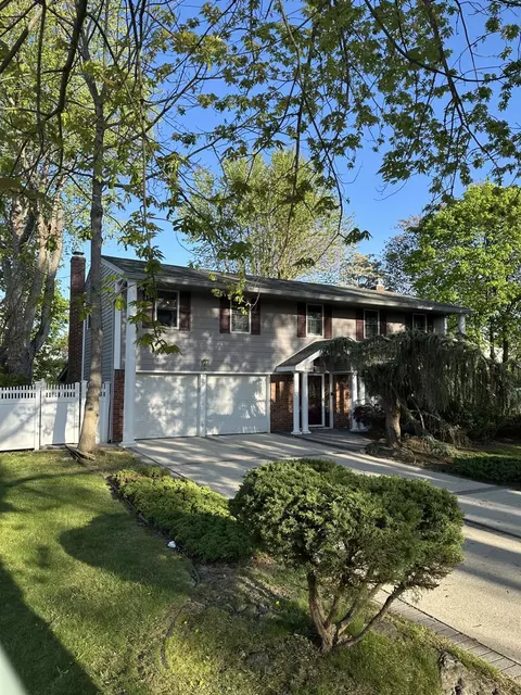 23 Algonquin Ln, Commack, NY 11725