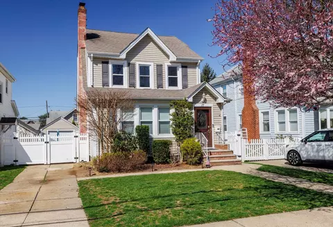 17 N Cambridge St, Malverne, NY 11565
