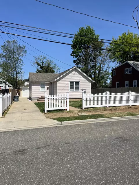 1054 Adams St, Uniondale, NY 11553
