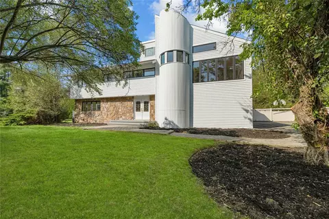 6 Blue Sky Ct, Huntington, NY 11743