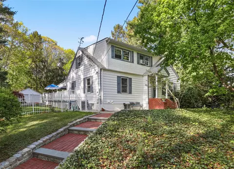 8 Rose Ct, Northport, NY 11768