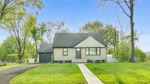 7 Briarwood Dr, Poughkeepsie, NY 12601