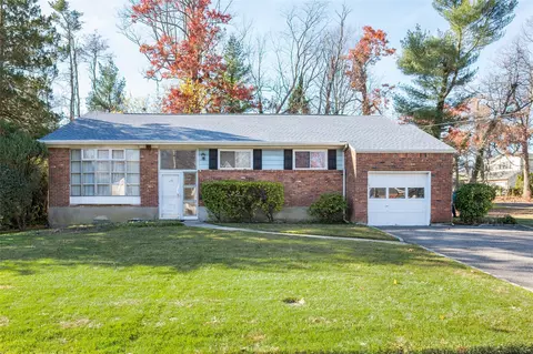 119 Reed Dr, North Hempstead, NY 11576
