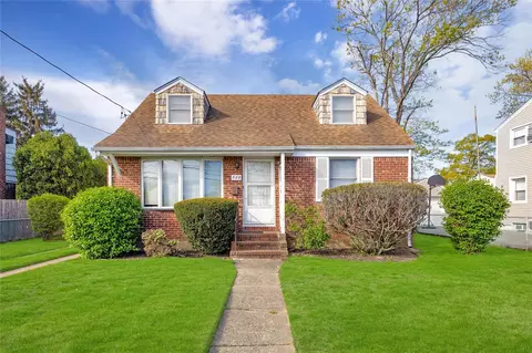 528 Coakley St, East Meadow, NY 11554