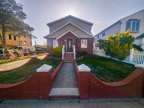 31 Ostend Rd, Island Park, NY 11558