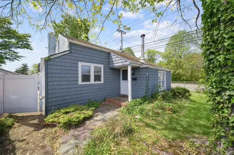 96 Pardee Ave, Islip, NY 11751