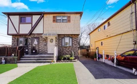 688 N Railroad Ave, Staten Island, NY 10304