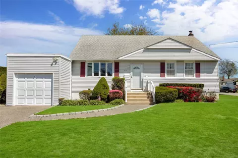 43 Merritt St, West Islip, NY 11795
