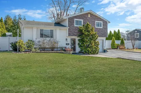 3011 Acorn Ave, Medford, NY 11763