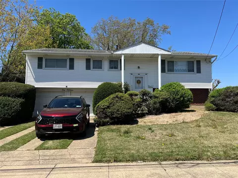 115 Old Country Rd, Deer Park, NY 11729