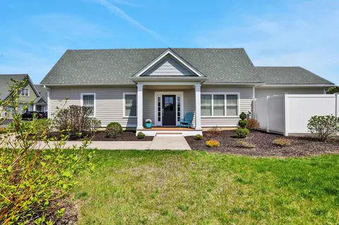 38 Oakwood Ln, Rhinebeck, NY 12572