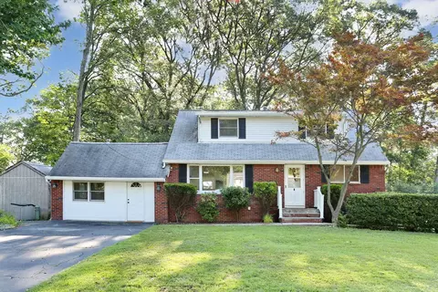 6 Burgundy Ln, Clarkstown, NY 10956