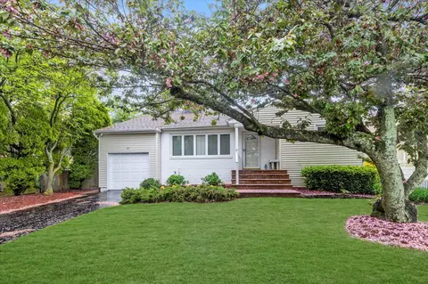 1067 Ida Pl, North Bellmore, NY 11710