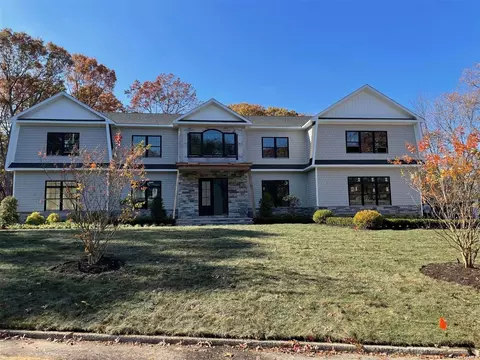 31 Fairbanks Blvd, Woodbury, NY 11797