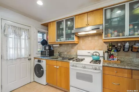 67-43 218 St #DUPLEX, Oakland Gardens, NY 11364