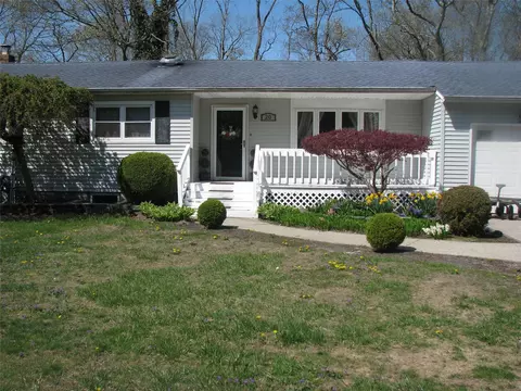 20 Clover St, Mastic, NY 11950