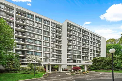 100 High Point Dr #504, Greenburgh, NY 10530