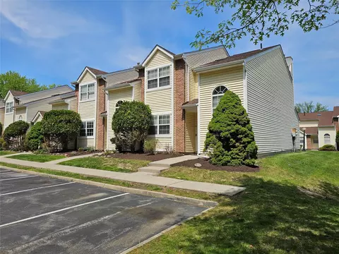 23 Woodlake Dr, Middletown, NY 10940