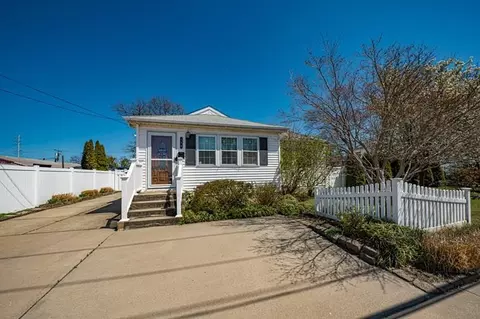 136 S Strong Ave, Lindenhurst, NY 11757