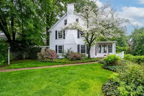5 Summit Rd, North Hempstead, NY 11050