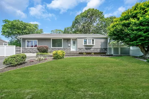 250 Fruitwood Ln, Central Islip, NY 11722