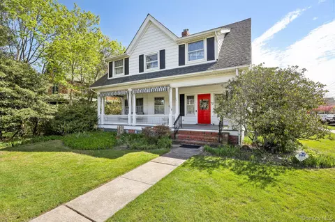 77 Church Ave, Islip, NY 11751