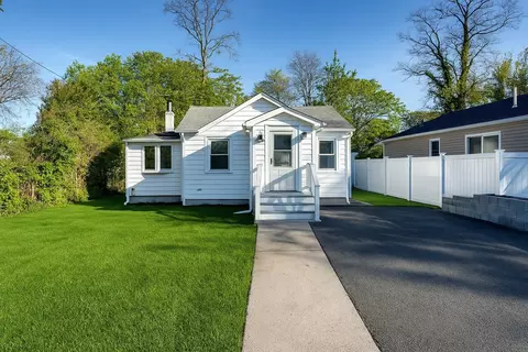 18 Cedar Rd E, Mastic Beach, NY 11951