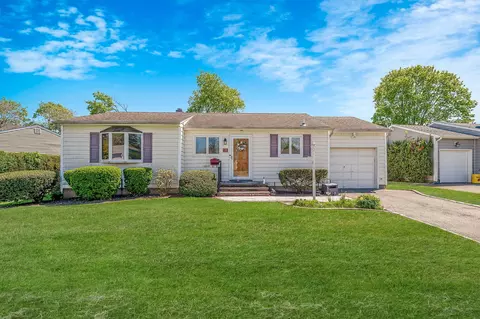 19 Cynthia Ln, Plainview, NY 11803
